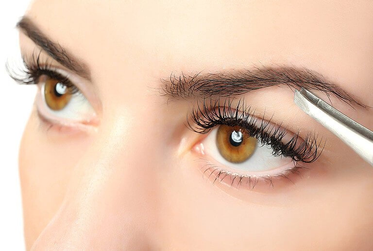 Färben der Augenbrauen ©Africa Studio/Fotolia.com