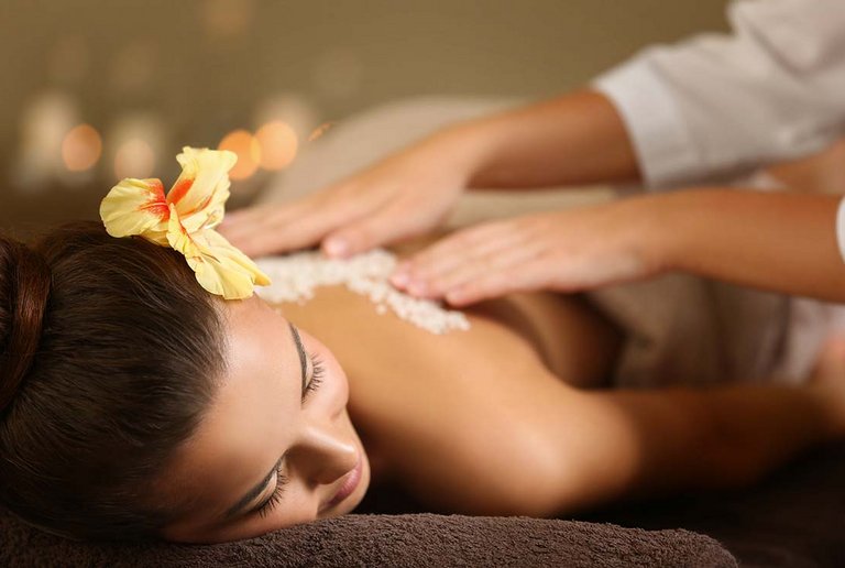 Back massage at centrovital Day Spa ©Africa Studio/Shutterstock.com