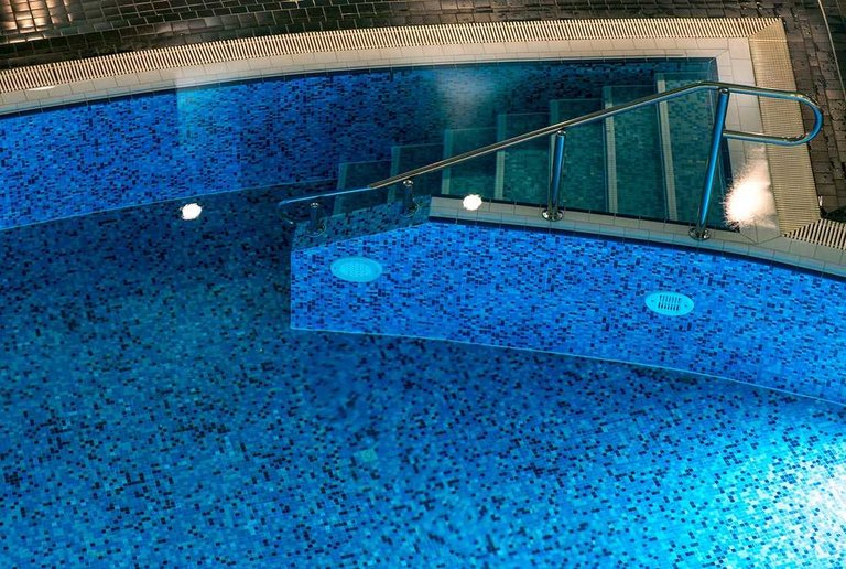 25-m-Pool in der Pool- und Saunalandschaft im centrovital Hotel