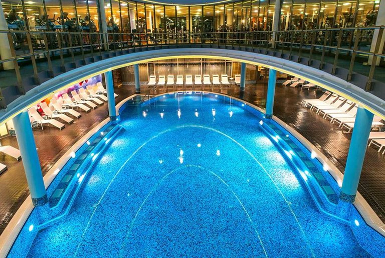 25-m-Pool in der Pool- und Saunalandschaft im centrovital Hotel