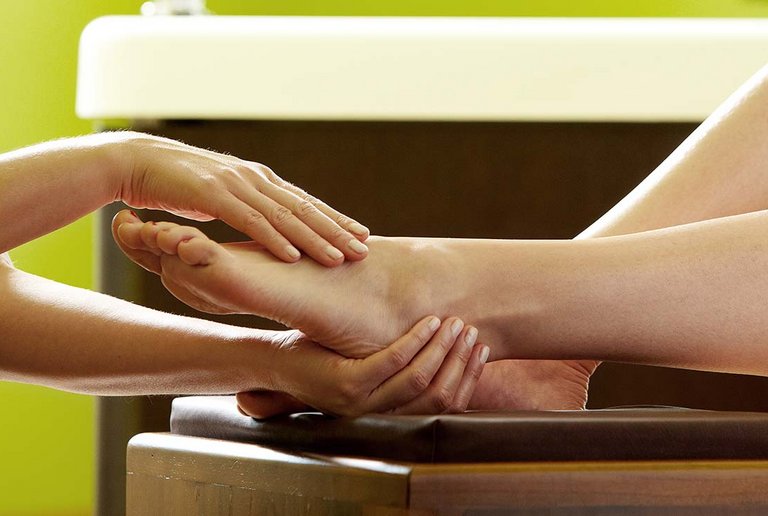 Experience the Padabhyanga foot massage