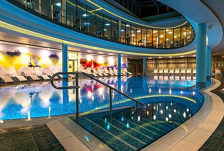 25-m-Pool in der Pool- und Saunalandschaft im centrovital Hotel 25-m-Pool in der Pool- und Saunalandschaft im centrovital Hotel